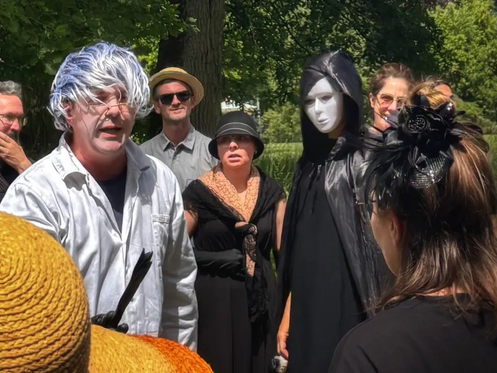 Les suspects, incarnés par les comédiens en costume, face aux enquêteurs en plein air